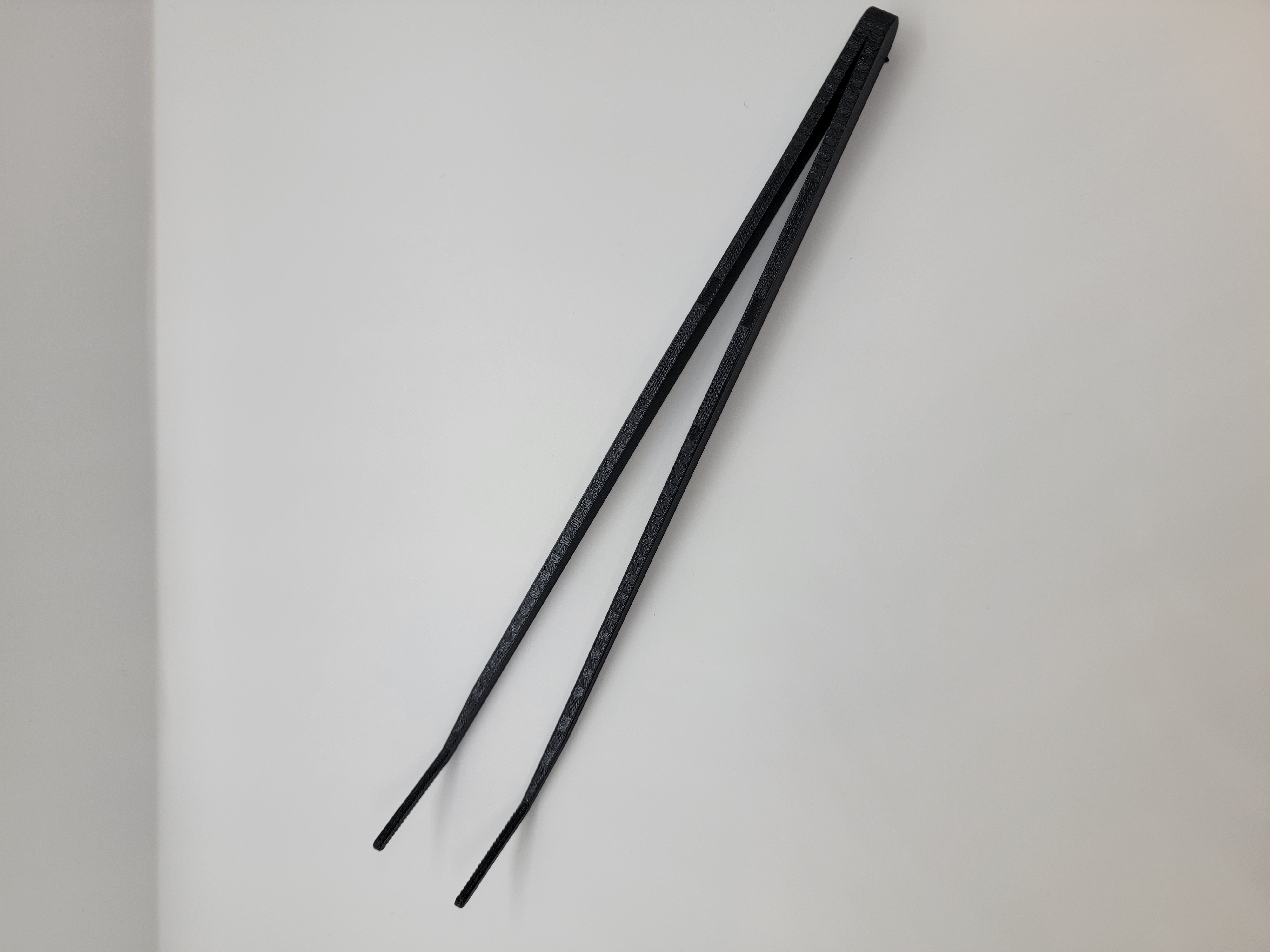 Plastic feeding tongs